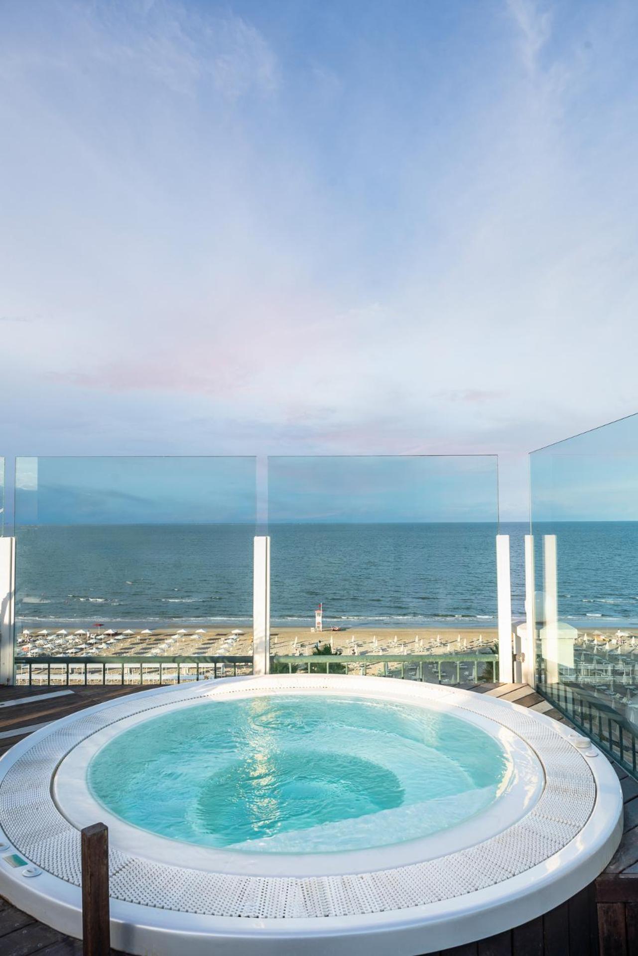 Hotel Ca' Bianca Riccione Exterior foto