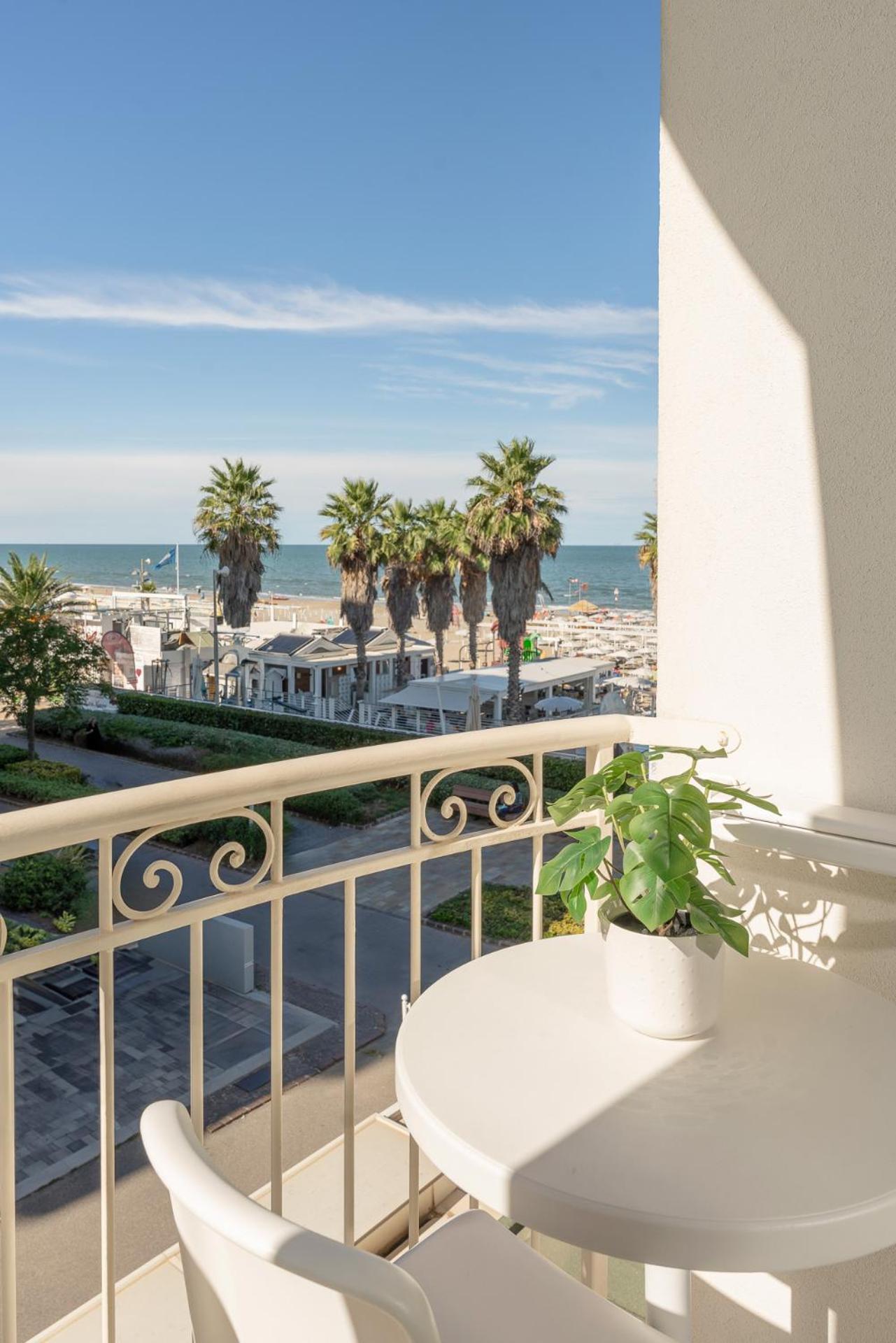 Hotel Ca' Bianca Riccione Exterior foto